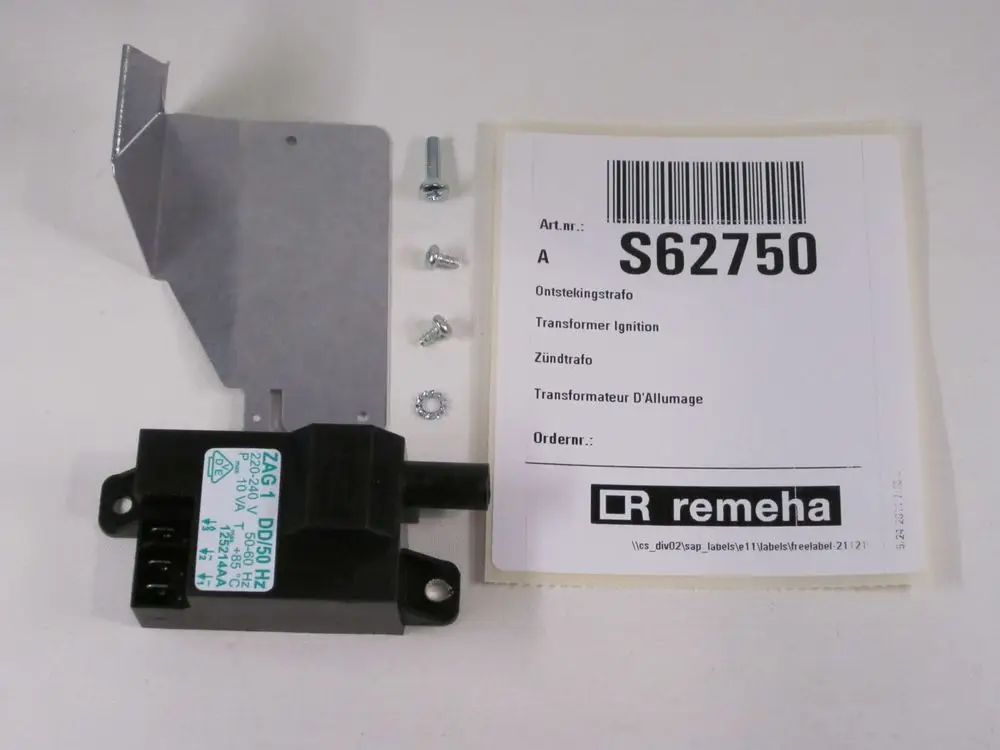 Zündtrafo von Remeha mit Montageschiene und Zubehörteilen. Abgebildet sind auch Schrauben und eine Gebrauchsanweisung.